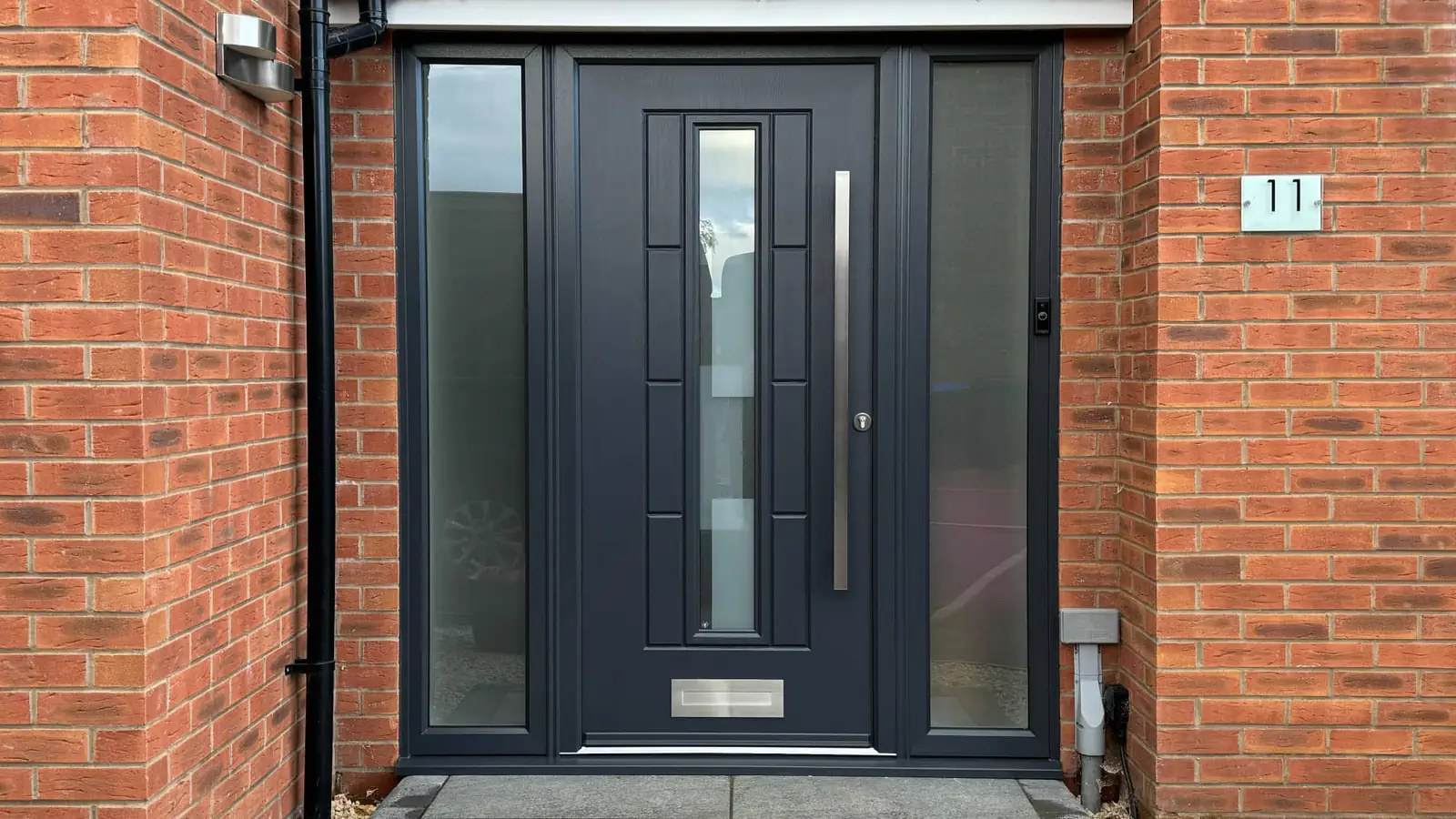 Rockdoor Vermont Shade in Anthracite Grey with matching external frame, square bar handle and two large sidepanels